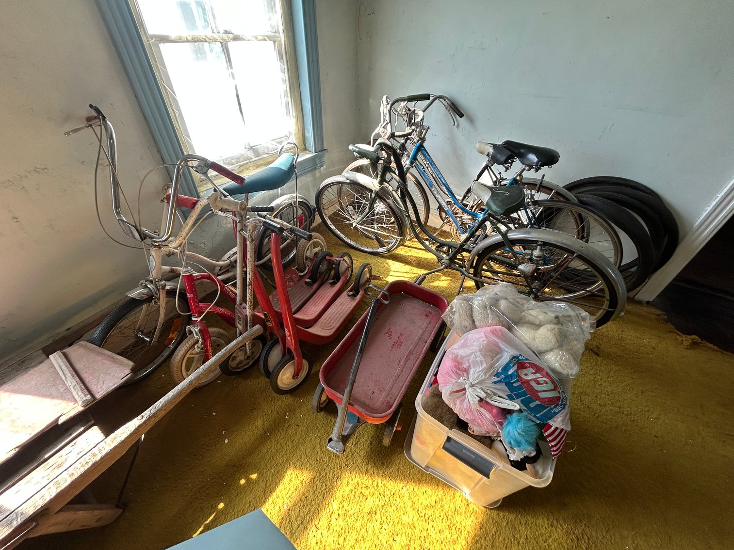 Image for Swamp Pike LIVE Living Estate Auction Furniture, Old Bicycles & Chevy Truck - Gilbertsville, PA 