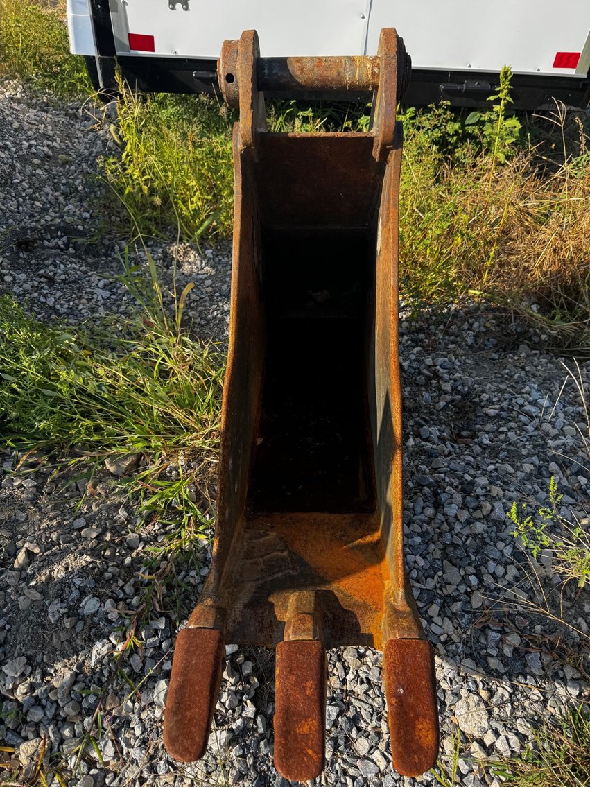 Image for Peterbilt Heavy Haul Tractor, Vermeer Trenchers, Milling Machine Auction - York, PA