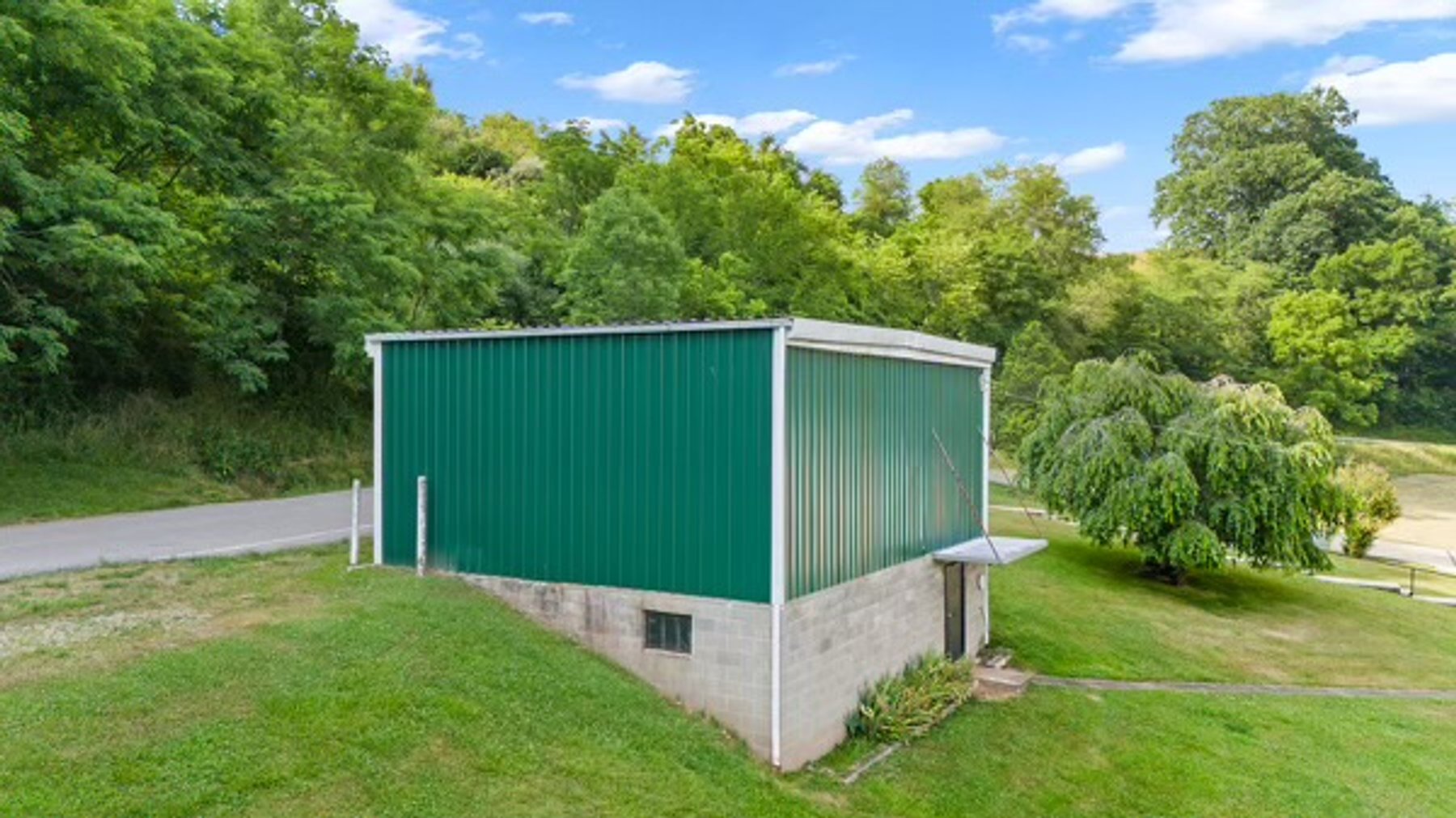 Image for HENNEN TRUST ABSOLUTE REAL ESTATE AUCTION