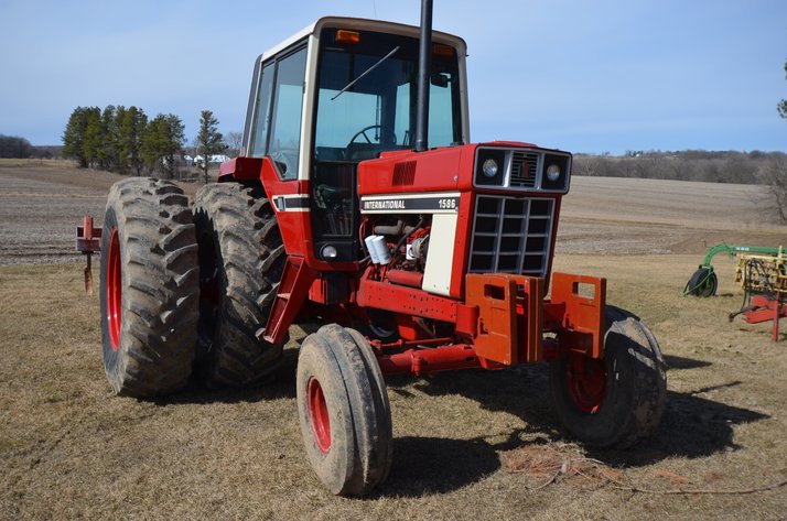 INTERNATIONAL 1586 TRACTOR AND WHITE 445 CHISEL PLOW - Clear Lake, WI