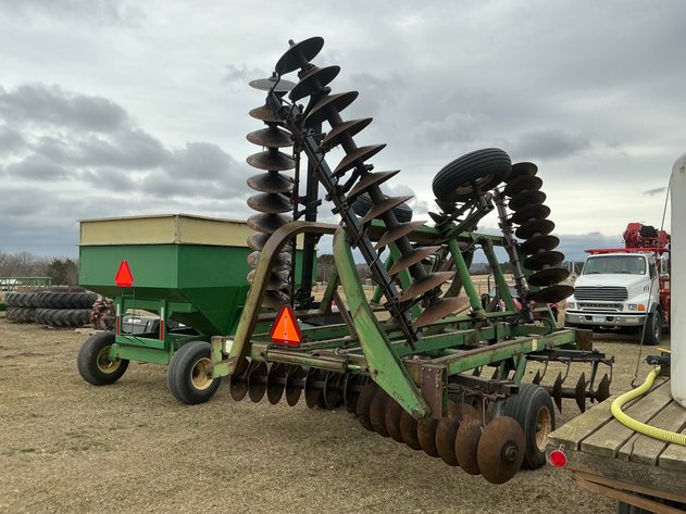 Image for John Deere 230 3-section folding disc