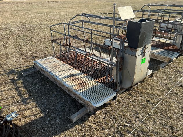 Image for Barron Fabrication farrowing crate
