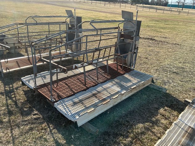 Image for Barron Fabrication farrowing crate