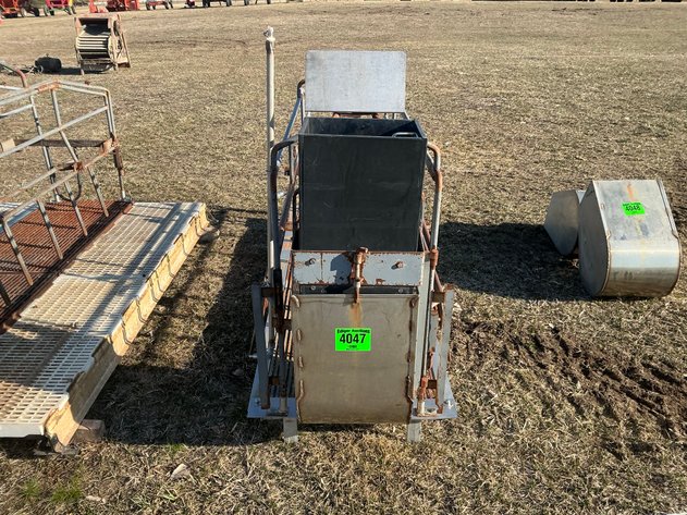 Image for Barron Fabrication farrowing crate