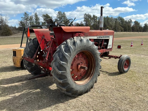 Image for Farmall 706 gas wide front tractor