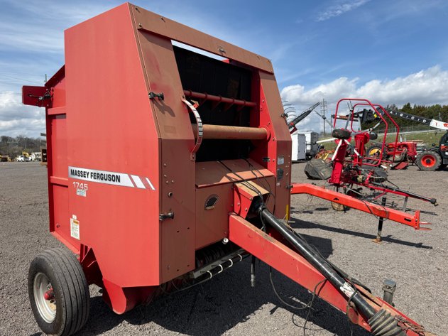 Image for MASSEY FERGUSON 1745 ROUND BALER