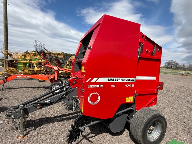 Image for MASSEY FERGUSON 1745 ROUND BALER