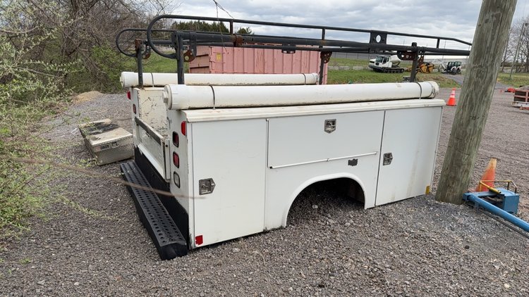 Image for READING 9' SERVICE BED W/ LADDERRACK