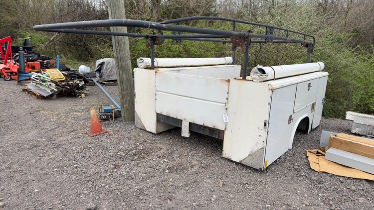 Image for READING 9' SERVICE BED W/ LADDERRACK