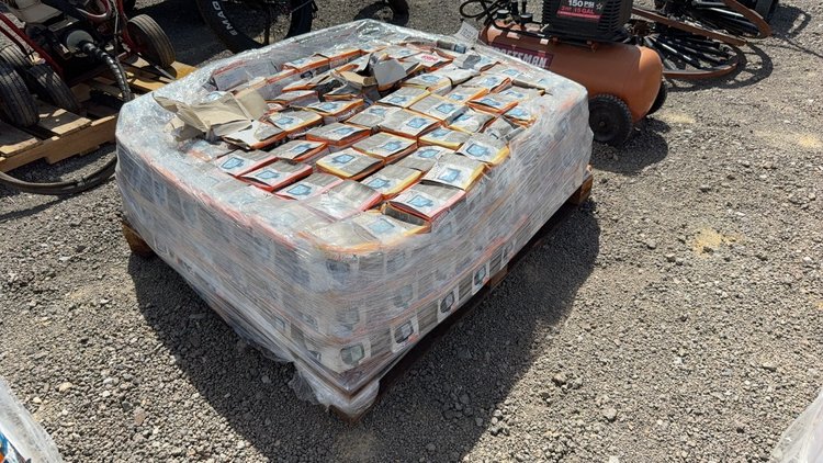 Image for PALLET OF SYLVANIA 2 IN 1 LED LIGHTS