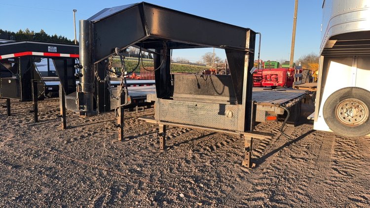 Image for 2017 GATORMADE 21' GOOSENECK TRAILER