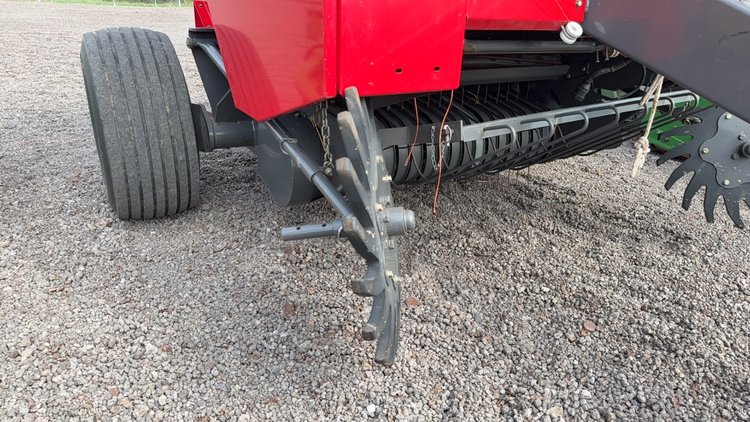 Image for MASSEY FERGUSON 1745 ROUND BALER