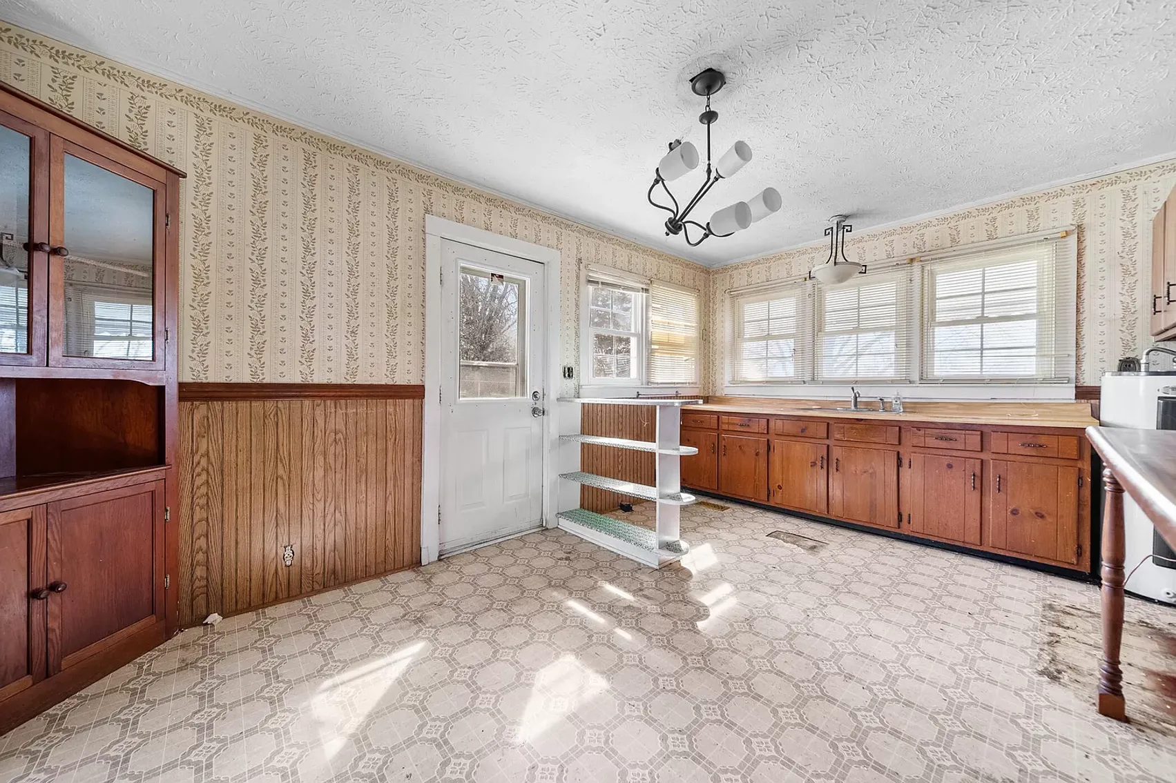 Image for ABSOLUTE REAL ESTATE AUCTION - THURSDAY APRIL 4TH AT 9AM