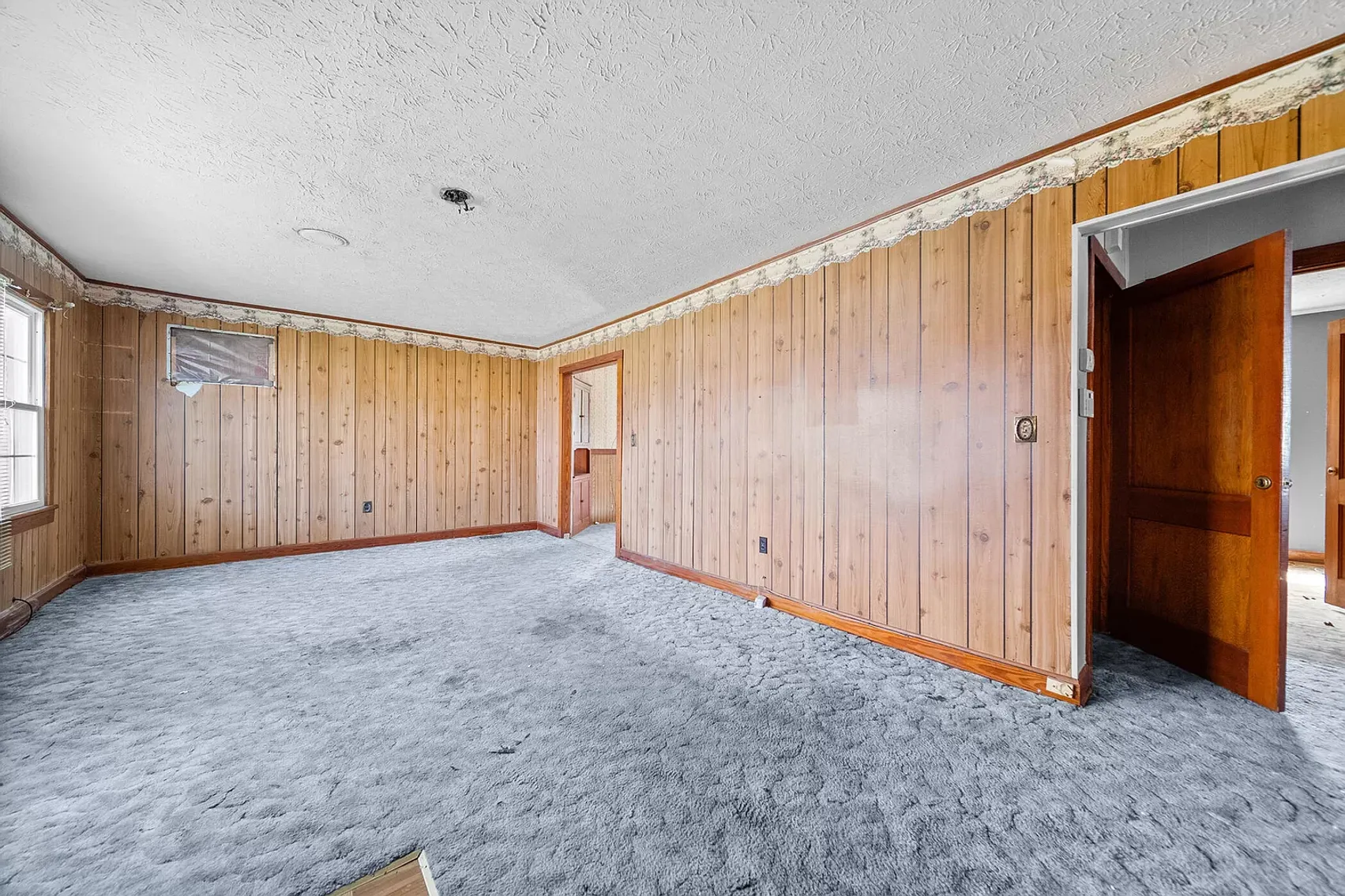 Image for ABSOLUTE REAL ESTATE AUCTION - THURSDAY APRIL 4TH AT 9AM