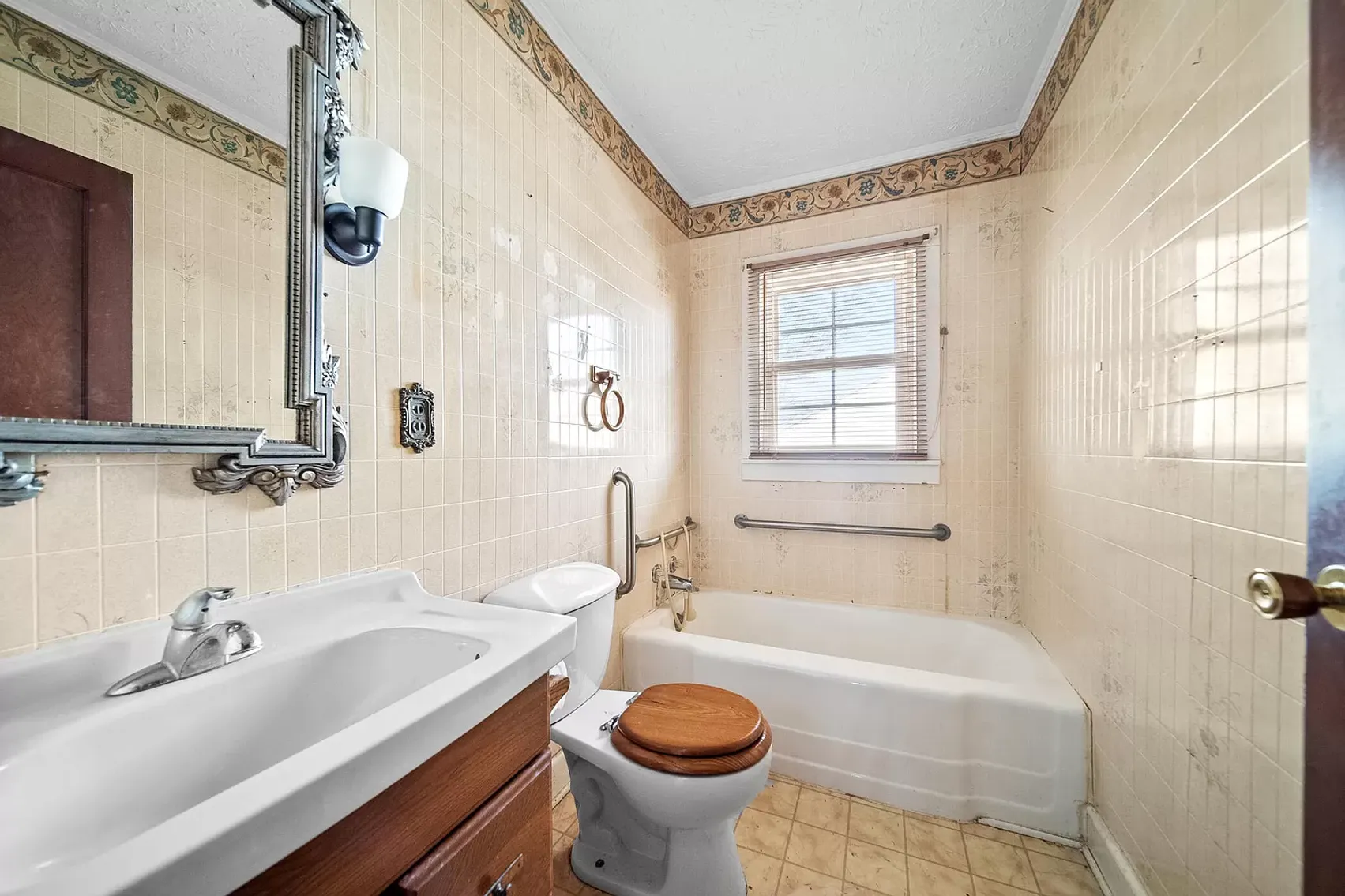 Image for ABSOLUTE REAL ESTATE AUCTION - THURSDAY APRIL 4TH AT 9AM