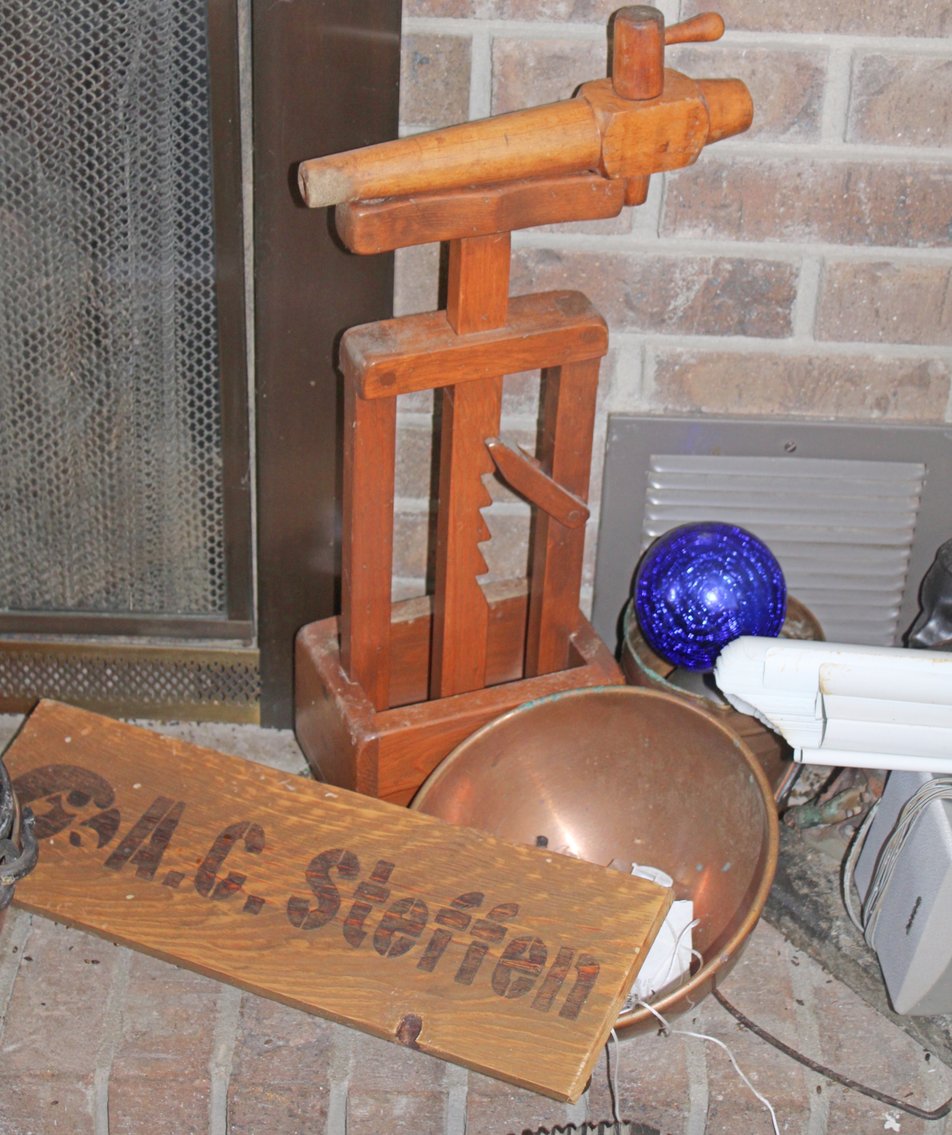 Image for AMERICAN PICKERS TREASURE HUNT AUCTION