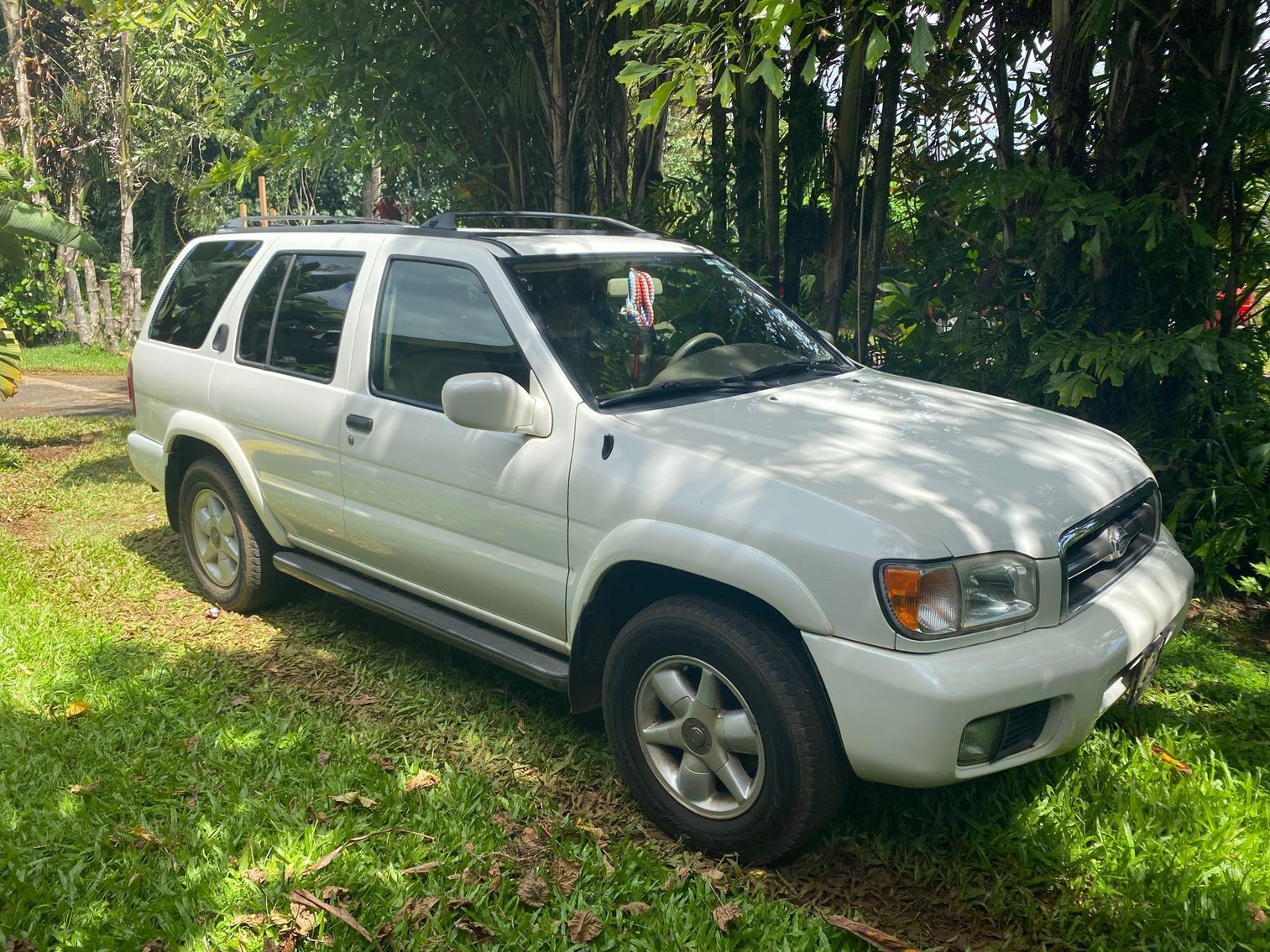 Image for 2000 Nissan Pathfinder Selling and Moving To College Auction