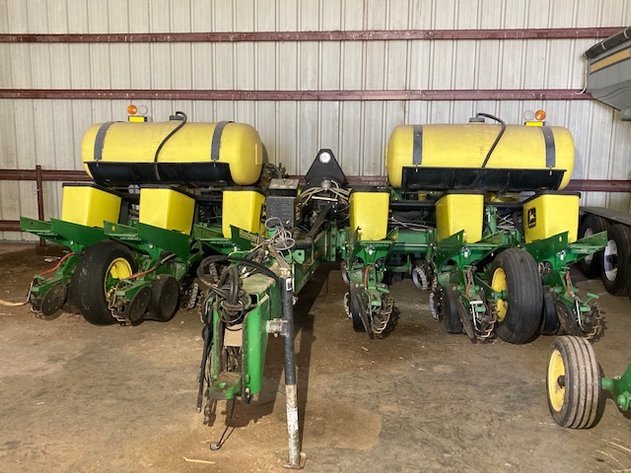 John Deere 1760 Planter