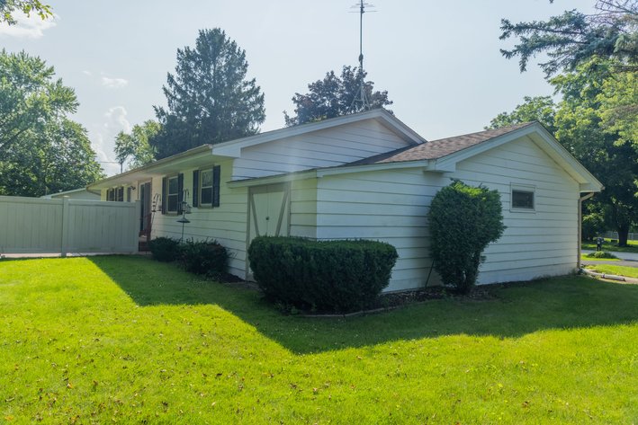 Image for Oconomowoc Ranch Home W395N5892 Laketon Ave For Sale by Online Bidding