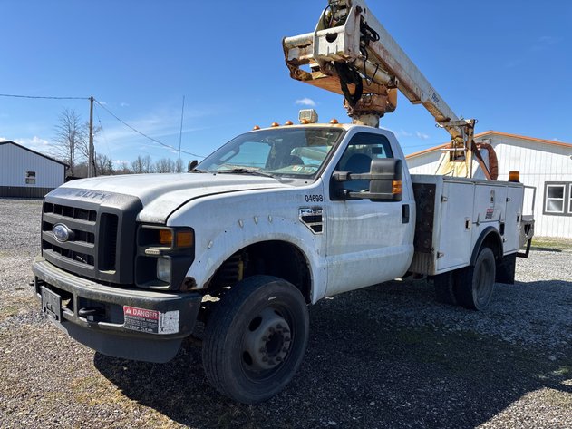 Image for 2010 Ford F-450 w/ Aerial Bucket Unit