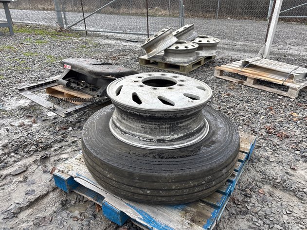 Image for E1. 285/75r24.5 Americus Rs 2000 tire (2) rims