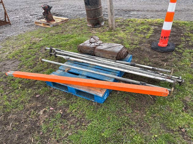 Image for D4. (7) load locks and a tarp