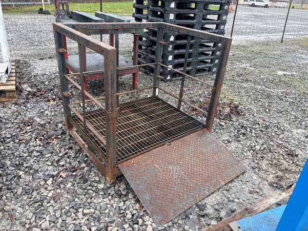 Image for E1. Metal cage with ramp