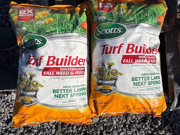 Image for D1. (2)Scotts turf builder