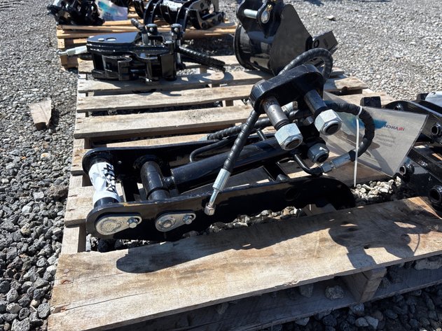 Image for 2025 Unused IR Hydraulic Thumb Clamp