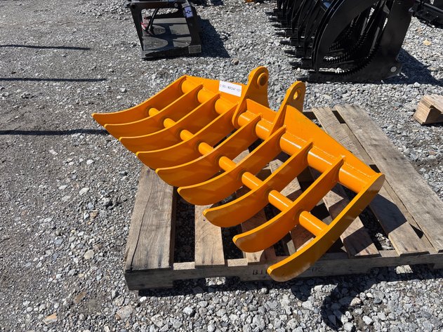 Image for E2. 2026 Unused GIYI CAT 305 Dense-Teeth Rake