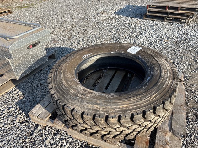 Image for D1. Michellin 11r 25.5 Tire