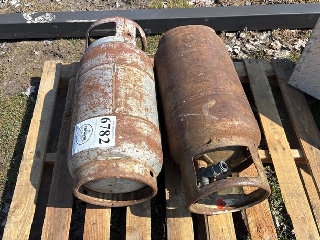 Image for E1. Tow motor tanks