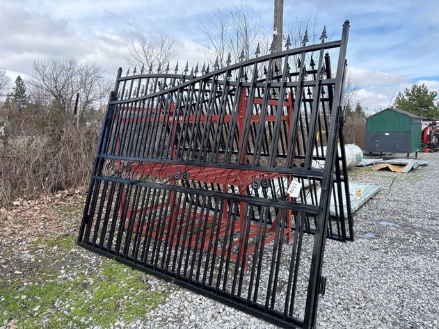 Image for D1r. IRanch IRIG Iron Bi-Parting Gate. Dimensions are 165.35x1.57x86.61 inches and weighs 110.23 pounds. Features climate and temperature resistance.