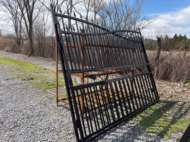 Image for D1r. IRanch IRIG Iron Bi-Parting Gate. Dimensions are 165.35x1.57x86.61 inches and weighs 110.23 pounds. Features climate and temperature resistance.