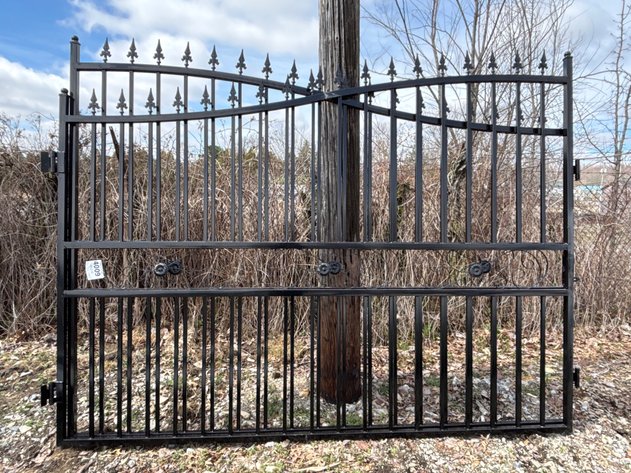 Image for D1r. IRanch IRIG Iron Bi-Parting Gate. Dimensions are 165.35x1.57x86.61 inches and weighs 110.23 pounds. Features climate and temperature resistance.