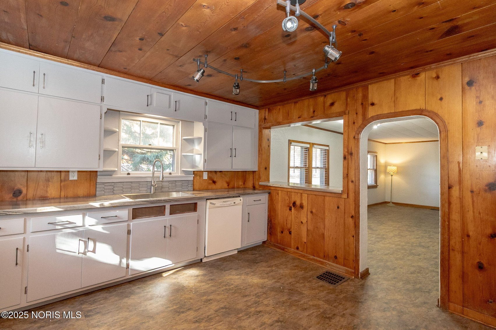 Image for MINIMUM BID AUCTION $139,000! 402 East Indiana