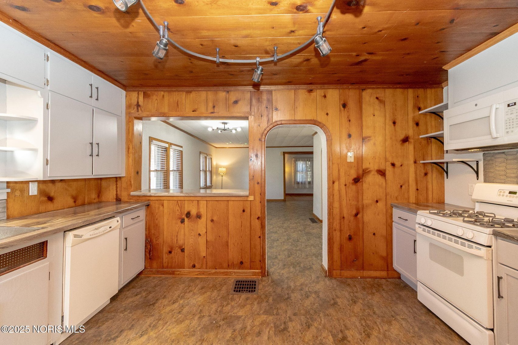 Image for MINIMUM BID AUCTION $139,000! 402 East Indiana