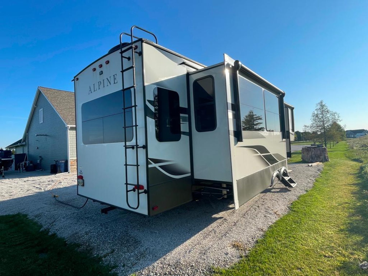 Image for 2021 Keystone Alpine 3650 RL Fifth Wheel!! ONLINE ONLY AUCTION!