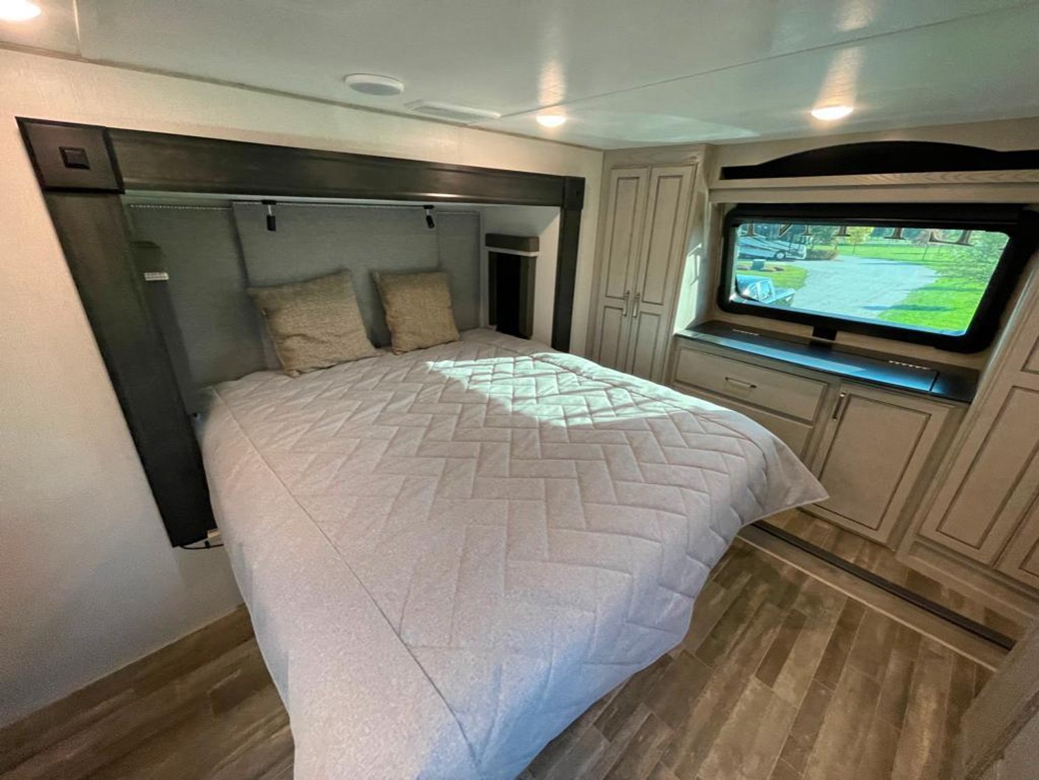 Image for 2021 Keystone Alpine 3650 RL Fifth Wheel!! ONLINE ONLY AUCTION!