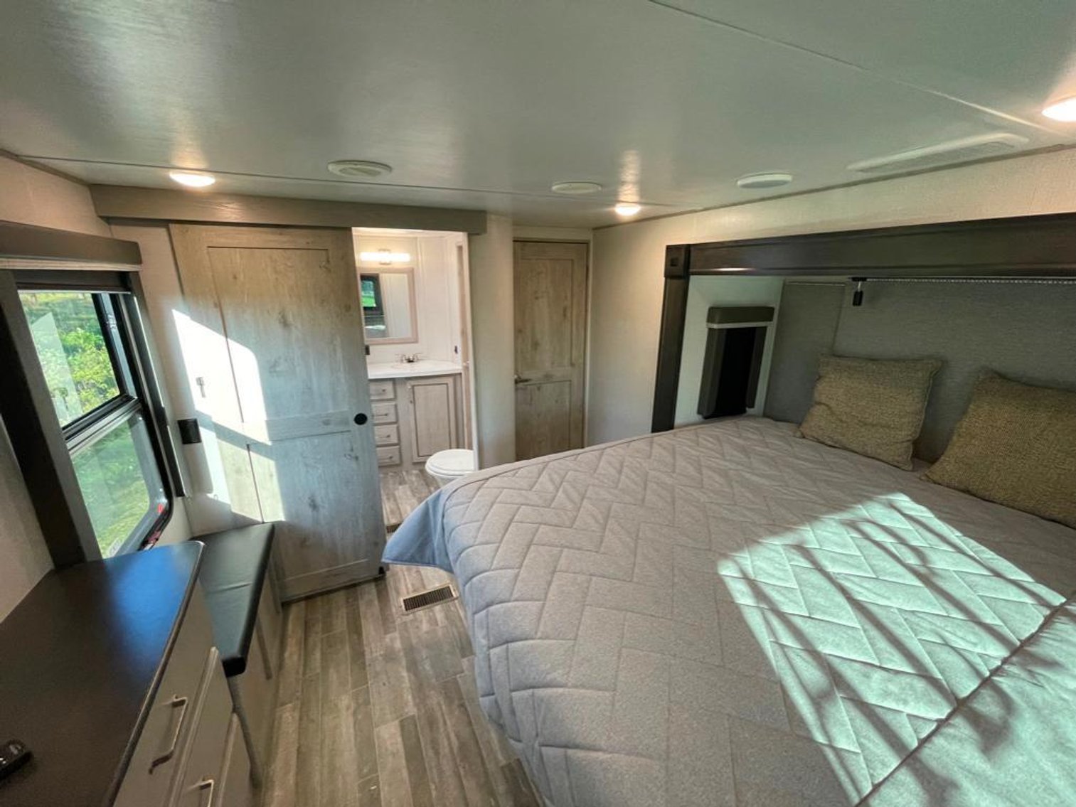 Image for 2021 Keystone Alpine 3650 RL Fifth Wheel!! ONLINE ONLY AUCTION!