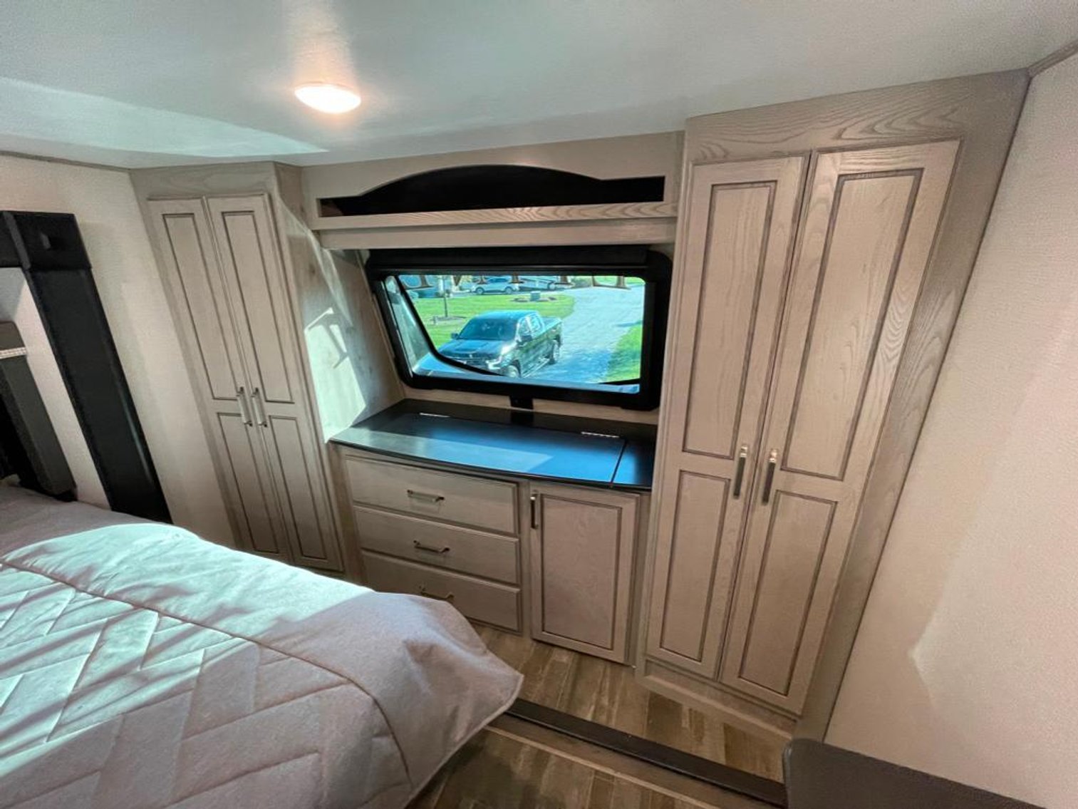 Image for 2021 Keystone Alpine 3650 RL Fifth Wheel!! ONLINE ONLY AUCTION!