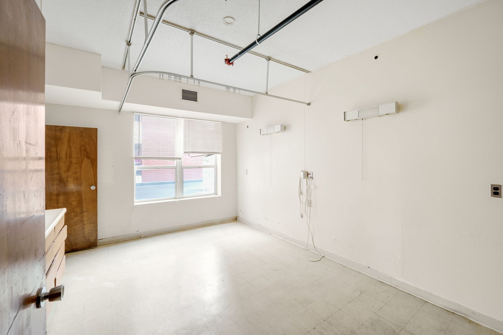 Image for MINIMUM BID AUCTION $199,000! 2051 Collingwood