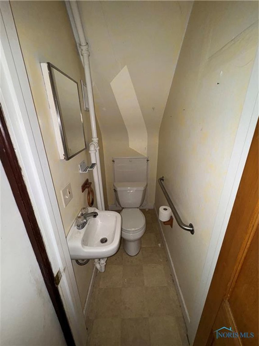 Image for MINIMUM BID AUCTION $70,000! 2227 Rood St