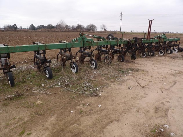 Image for Alvis Snider Estate Farm Equipment Auction