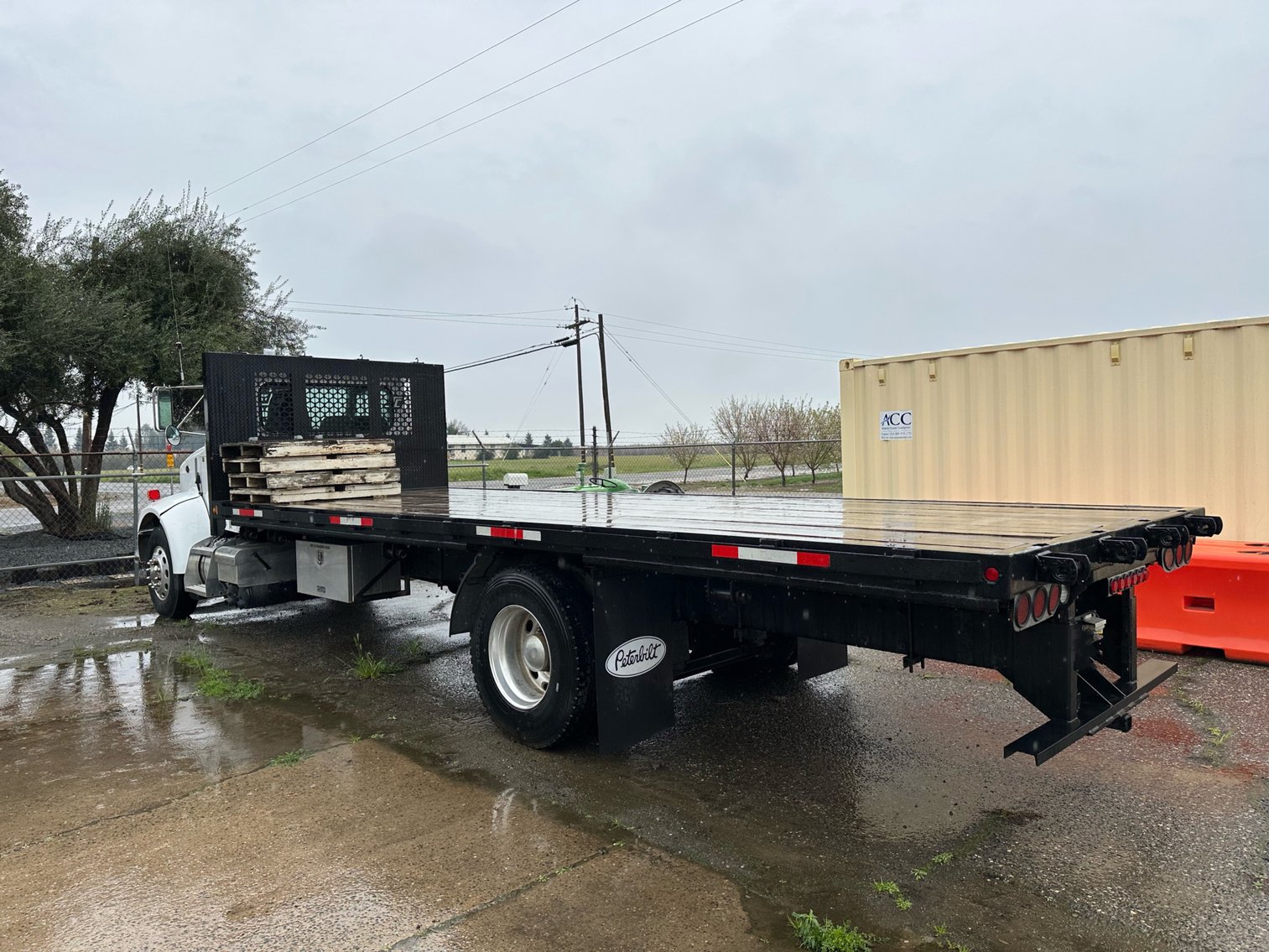 Image for 2004 Peterbilt 330 S/A Flatbed Truck