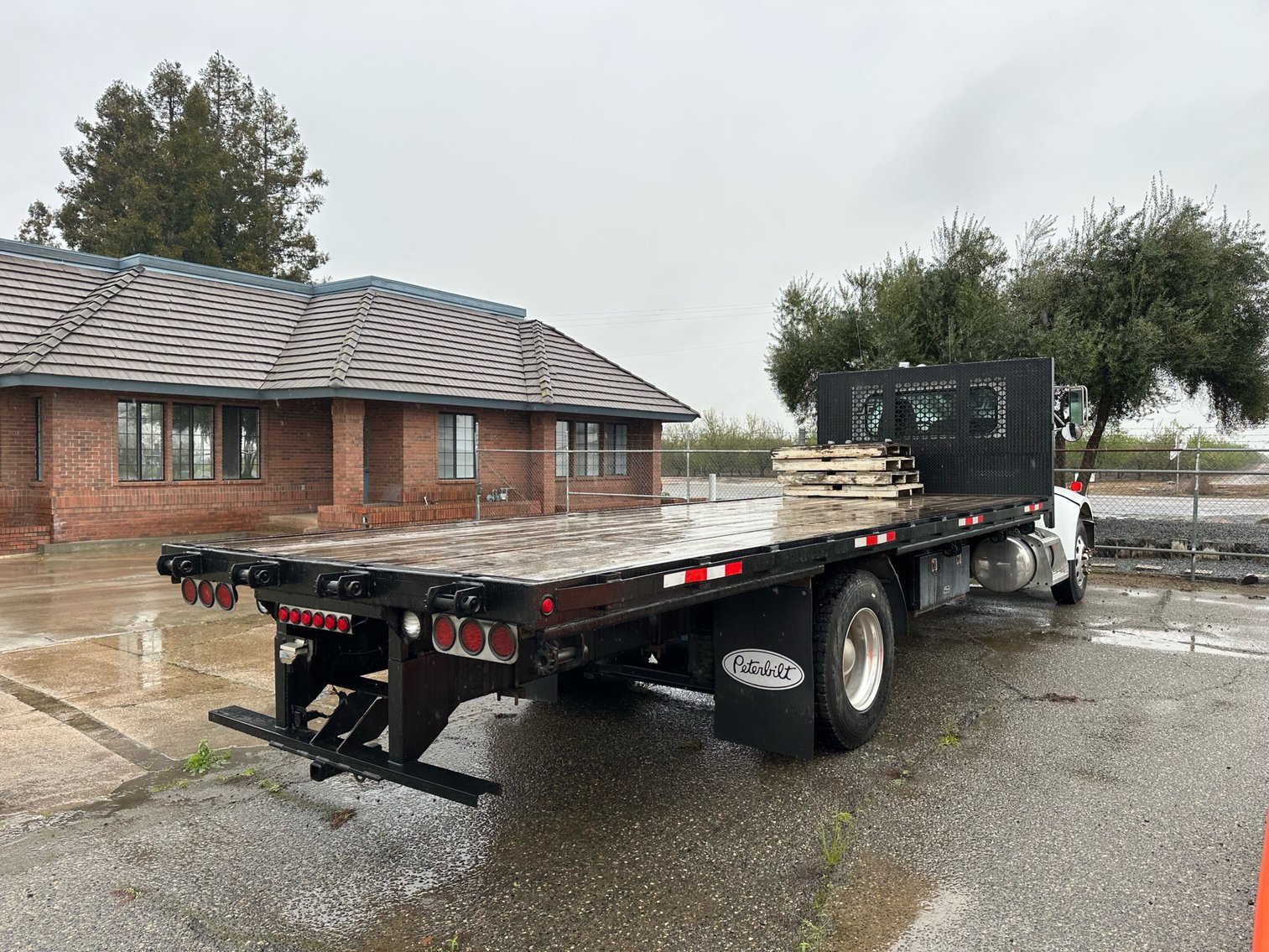 Image for 2004 Peterbilt 330 S/A Flatbed Truck