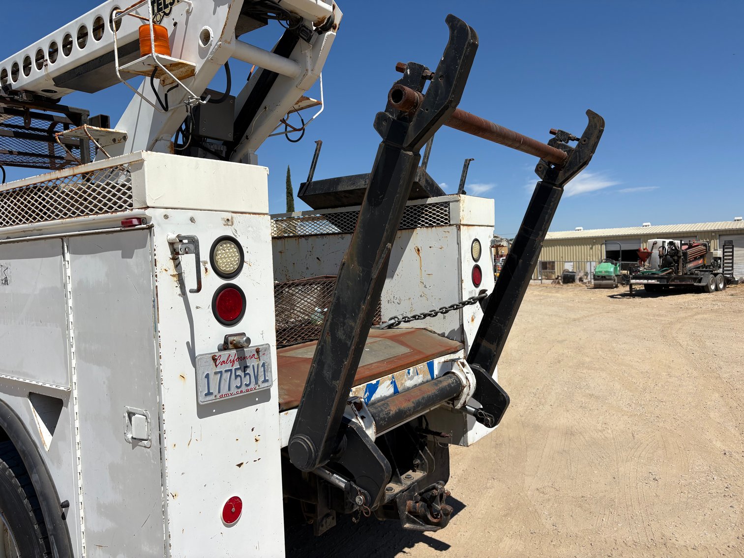 Image for 1998 Ford F700 Bucket Truck