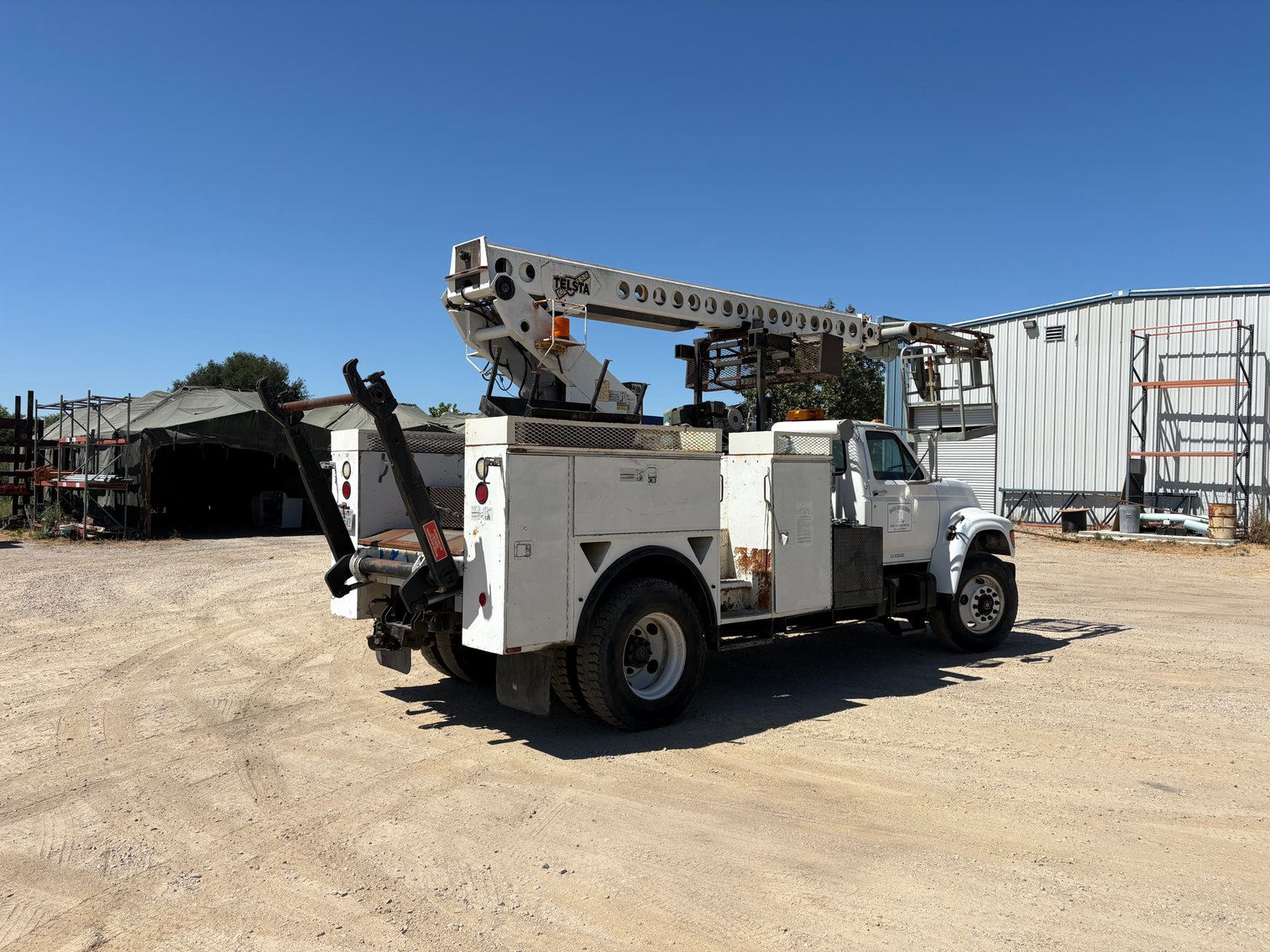 Image for 1998 Ford F700 Bucket Truck