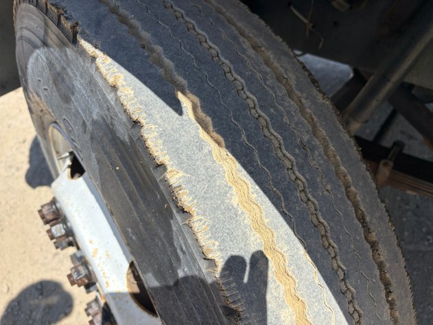 Image for 1998 Ford F700 Bucket Truck