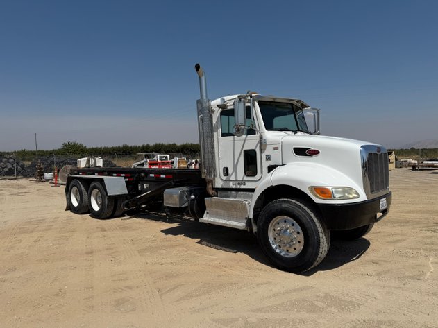 Image for 2012 Peterbilt 348 T/A Roll-Off Truck
